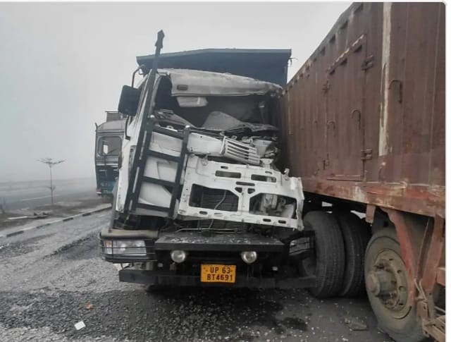 घने कोहरे के कारण रिंग रोड पर तीन भारी वाहनों की टक्कर
