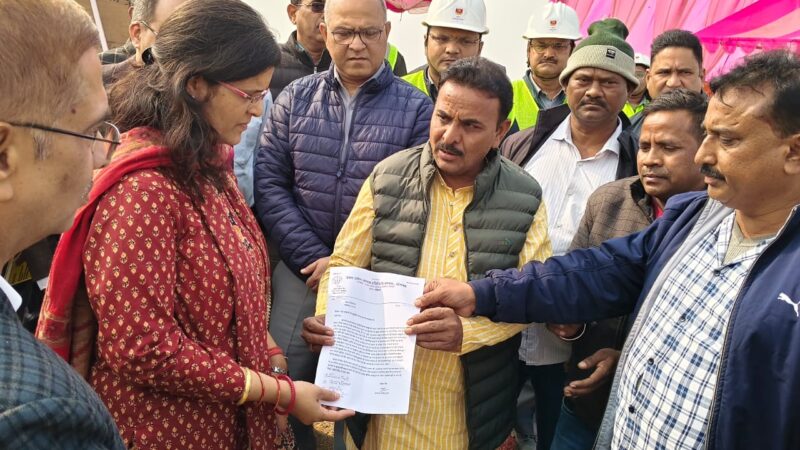 बंद खदानों को सुरक्षित रूप से शुरू करने की मांग, व्यापार मंडल ने खनन निदेशक को सौंपा ज्ञापन