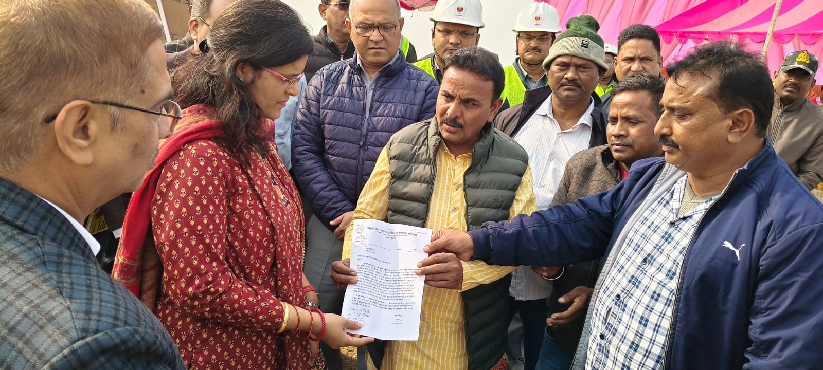 बंद खदानों को सुरक्षित रूप से शुरू करने की मांग, व्यापार मंडल ने खनन निदेशक को सौंपा ज्ञापन