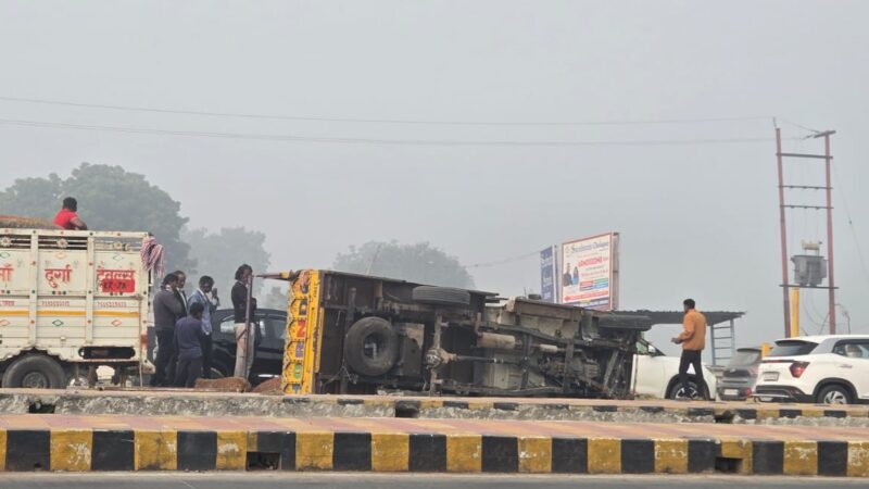 चंदौली :  दीवार से टकराई बाइक