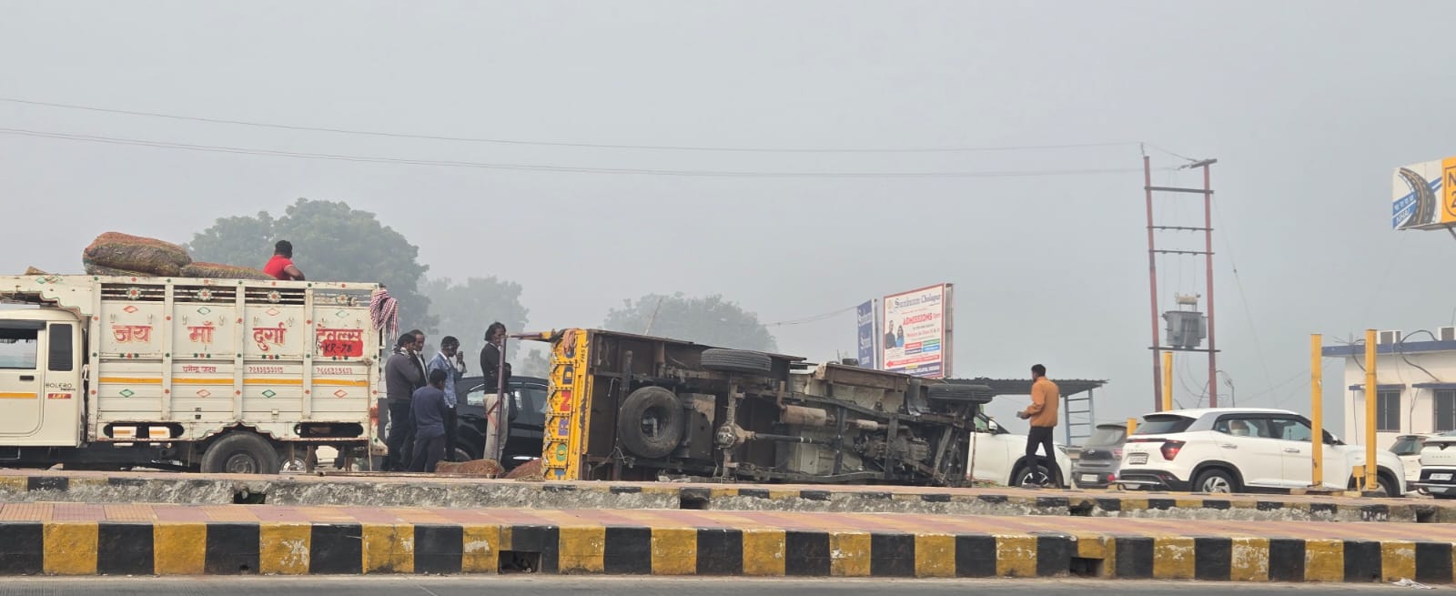 चंदौली :  दीवार से टकराई बाइक