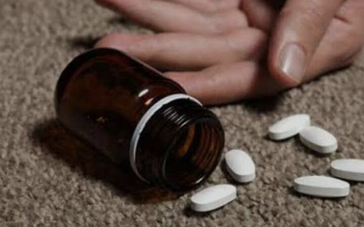 चंदौली: पति-पत्नी ने खाया जहर