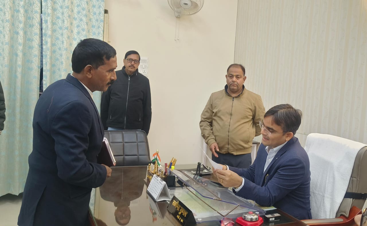 जिलाधिकारी सत्येन्द्र कुमार ने जनता दर्शन में समयबद्ध और गुणवत्तापूर्ण निस्तारण के दिए सख्त निर्देश