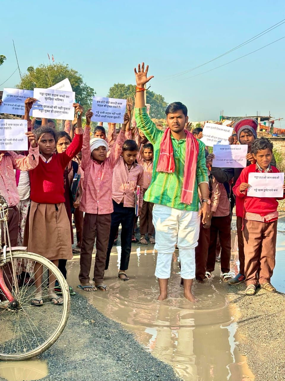 जर्जर सड़क से बढ़ी ग्रामीणों की मुसीबत: स्कूली बच्चे और मरीज सबसे ज्यादा प्रभावित