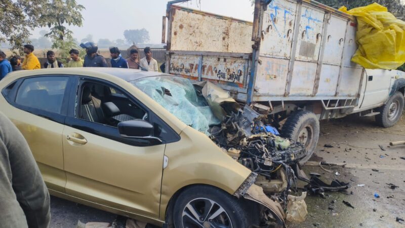 सोनभद्र में भीषण सड़क हादसा: कार-पिकअप की टक्कर में बैंक ब्रांच मैनेजर की मौत