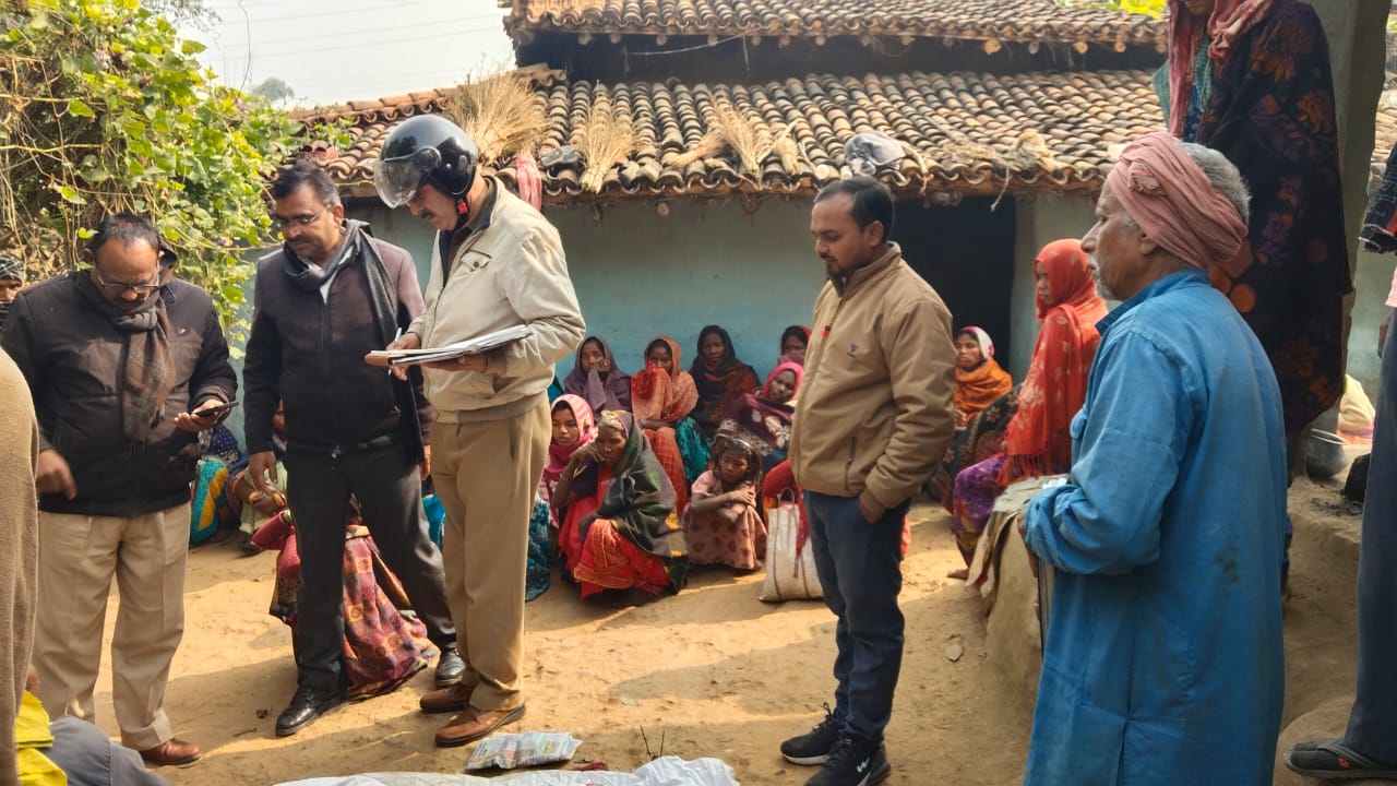 ठंड से बचने जलाई आग बनी मौत का कारण: चारपाई पर सोते बुजुर्ग की जलकर मौत