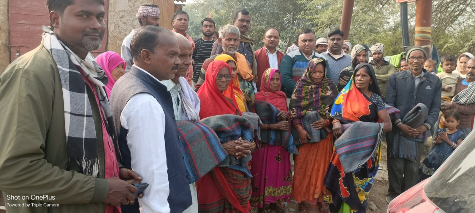 सपा कार्यकर्ताओं ने ठंड से राहत दिलाई: सैकड़ों गरीबों को बांटे कंबल