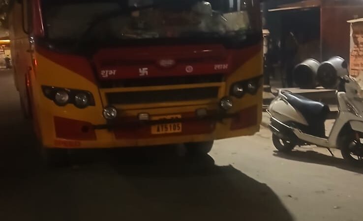 सारनाथ पार्किंग विवाद: स्कूली बच्चों के सामने बस चालकों की बेरहमी से पिटाई, दो गंभीर घायल