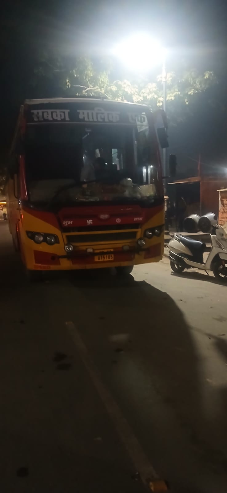 सारनाथ पार्किंग विवाद: स्कूली बच्चों के सामने बस चालकों की बेरहमी से पिटाई, दो गंभीर घायल