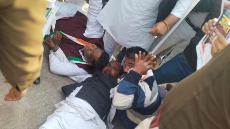 नेशनल हेराल्ड मामले में कांग्रेस का प्रदर्शन, सैकड़ों कार्यकर्ता हिरासत में