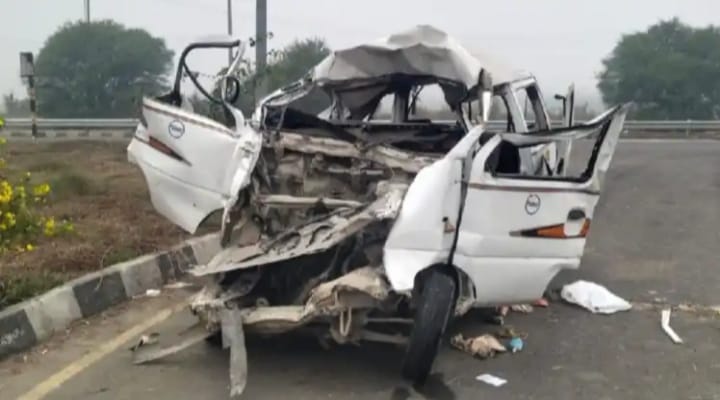 पूर्वांचल एक्सप्रेसवे पर घने कोहरे में भीषण सड़क दुर्घटना