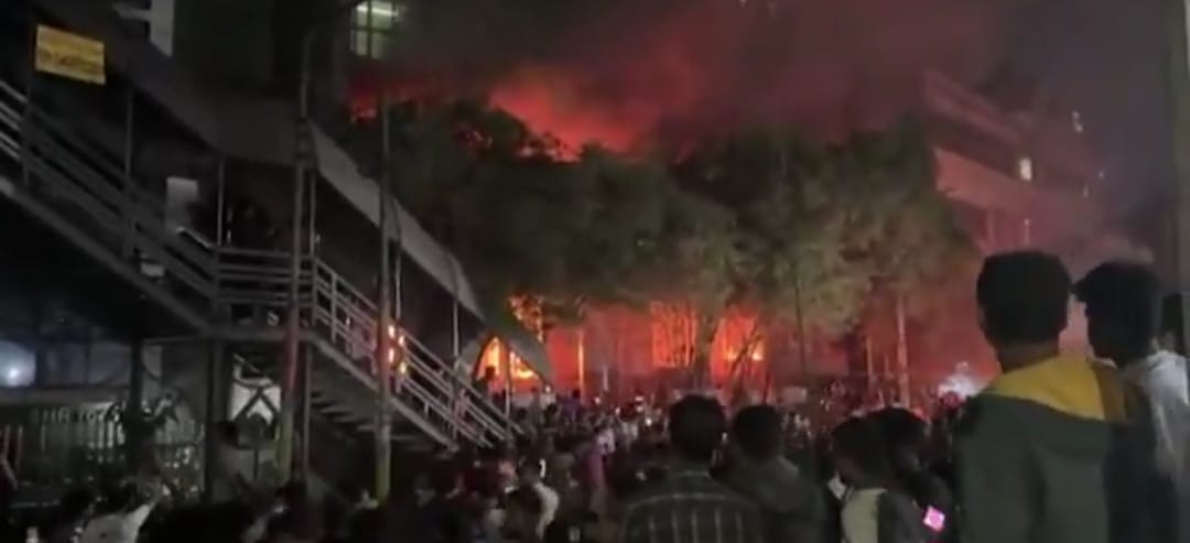 शरीफ उस्मान हादी की मौत के बाद बांग्लादेश में हिंसा भड़की