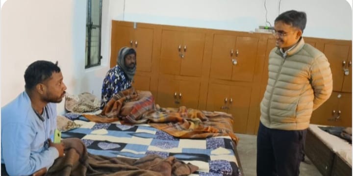 डीएम ने रैन बसेरों का किया औचक निरीक्षण 