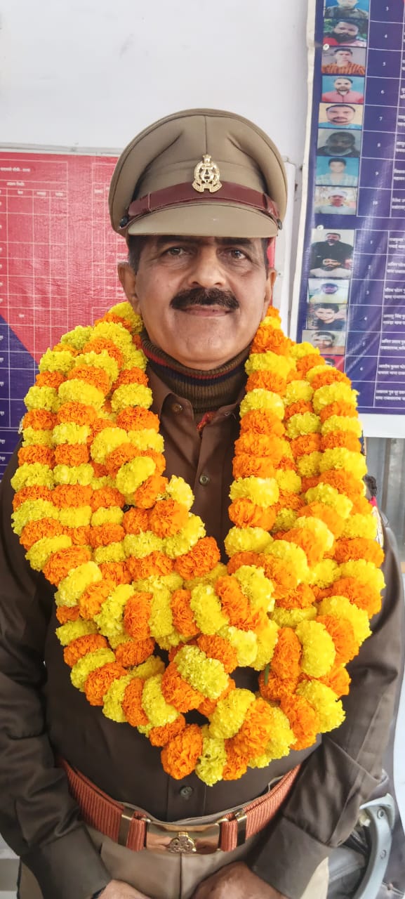 दीवान से दरोगा बने सालिक राम यादव का दरोगा थाने में जोरदार स्वागत