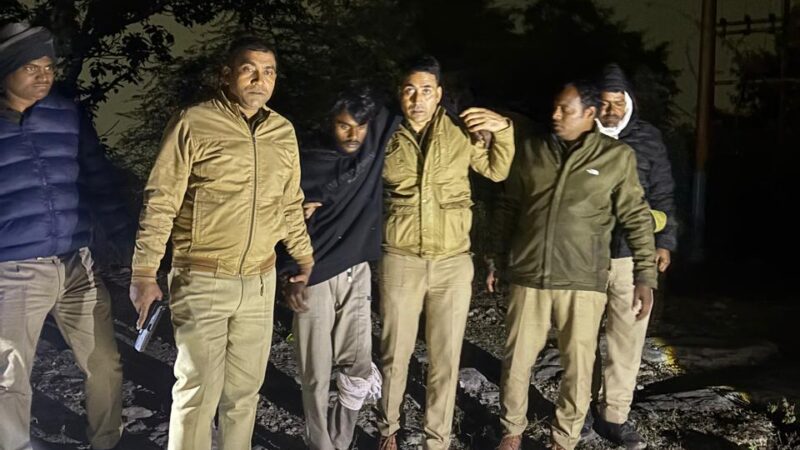 ज्वेलरी लूटेरा पुलिस मुठभेड़ में घायल, पिस्टल व लाखों के जेवरात बरामद