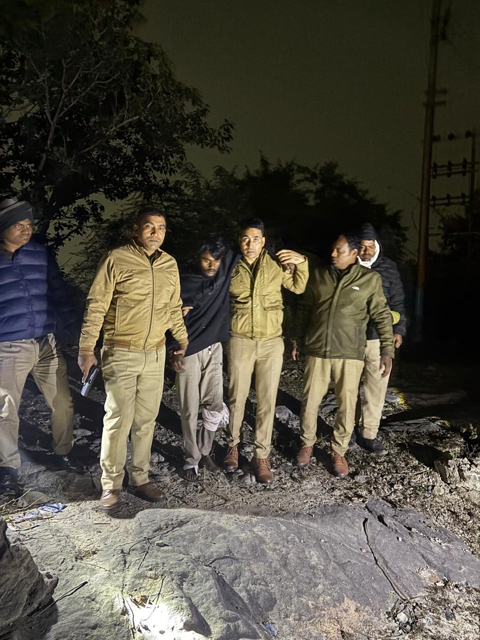 ज्वेलरी लूटेरा पुलिस मुठभेड़ में घायल, पिस्टल व लाखों के जेवरात बरामद