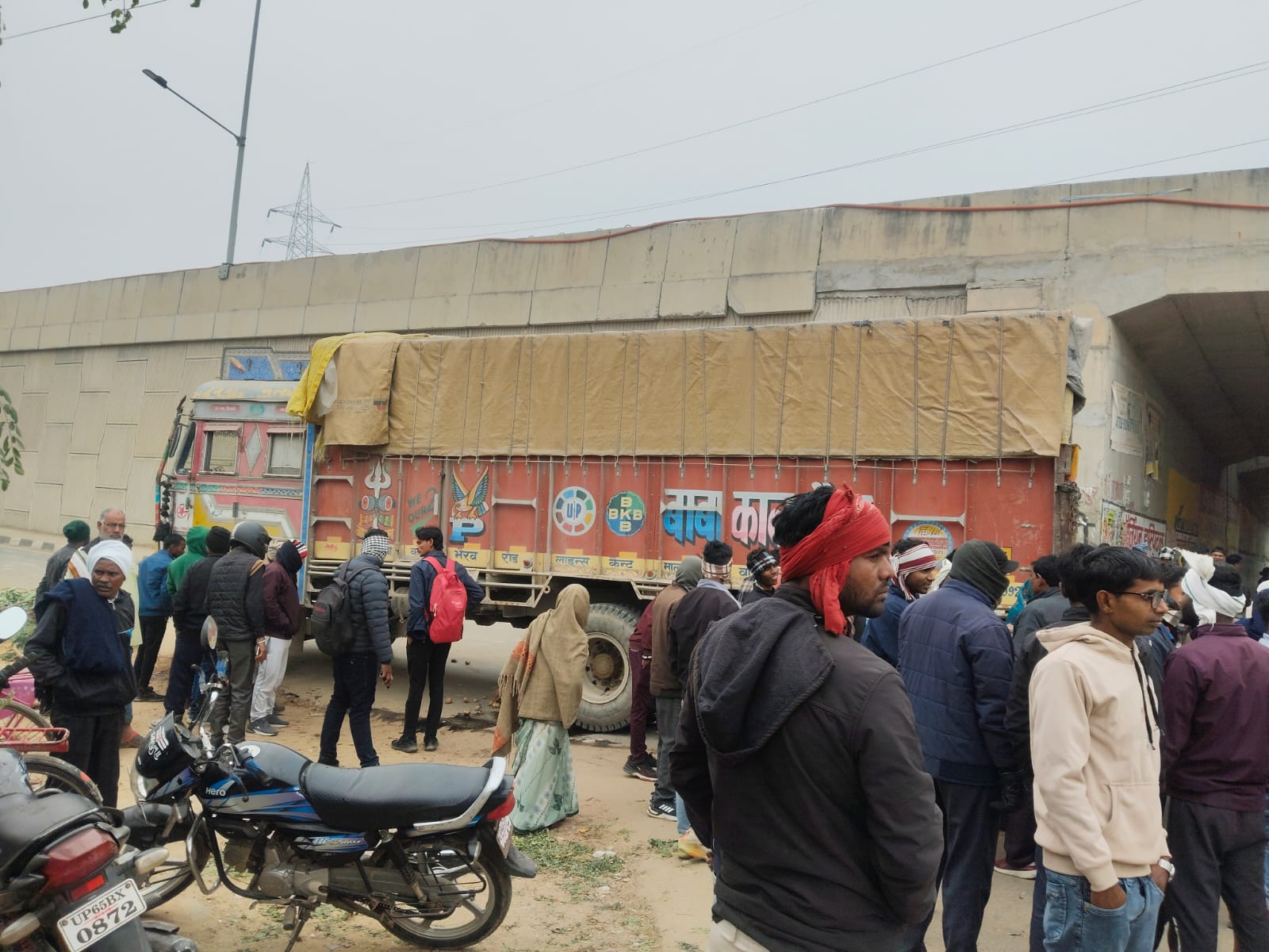 चौबेपुर में बाइक-ट्रक भिड़ंत, युवक गंभीर रूप से घायल