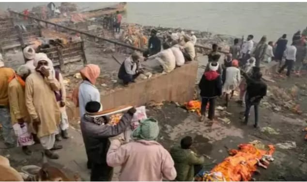 मणिकर्णिका घाट पर शवदाह रोकने की अफवाहों पर डोम राजा का स्पष्टीकरण 