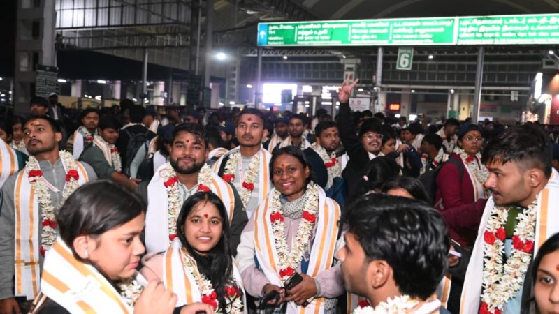 वाराणसी से 300 छात्र पहुंचे चेन्नई, राज्यपाल आर.एन. रवि ने किया स्वागत