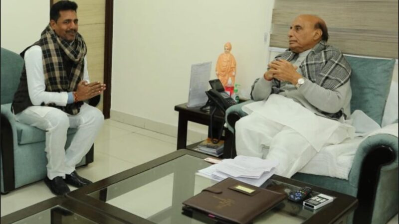 चंदौली जिले के पूर्व विधानसभा प्रत्याशी सूर्यमुनी तिवारी ने रक्षा मंत्री राजनाथ सिंह से की शिष्टाचार भेंट