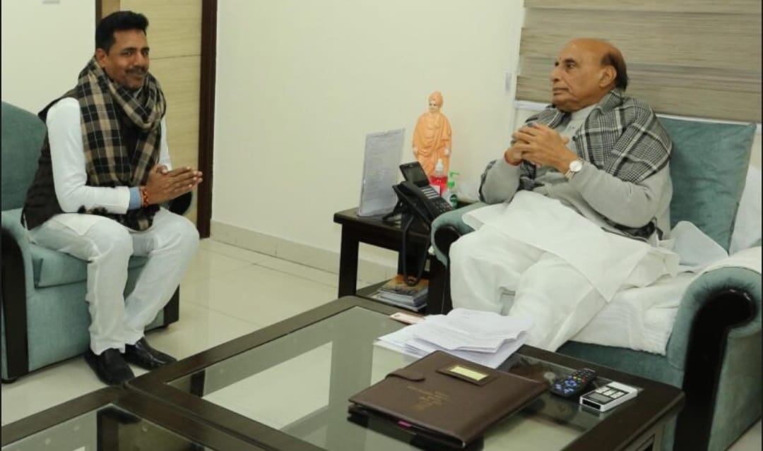 चंदौली जिले के पूर्व विधानसभा प्रत्याशी सूर्यमुनी तिवारी ने रक्षा मंत्री राजनाथ सिंह से की शिष्टाचार भेंट