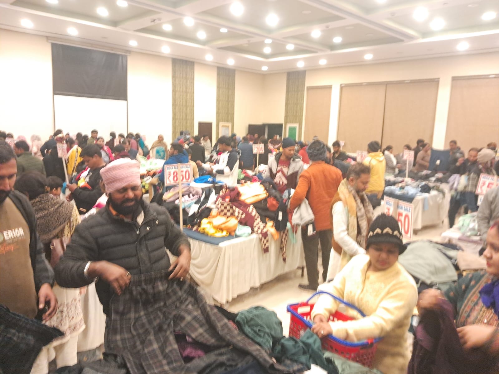 किलो के भाव के नाम पर खेला गया खेल, ‘लुधियाना वुलेन सेल’ पर भड़के ग्राहक