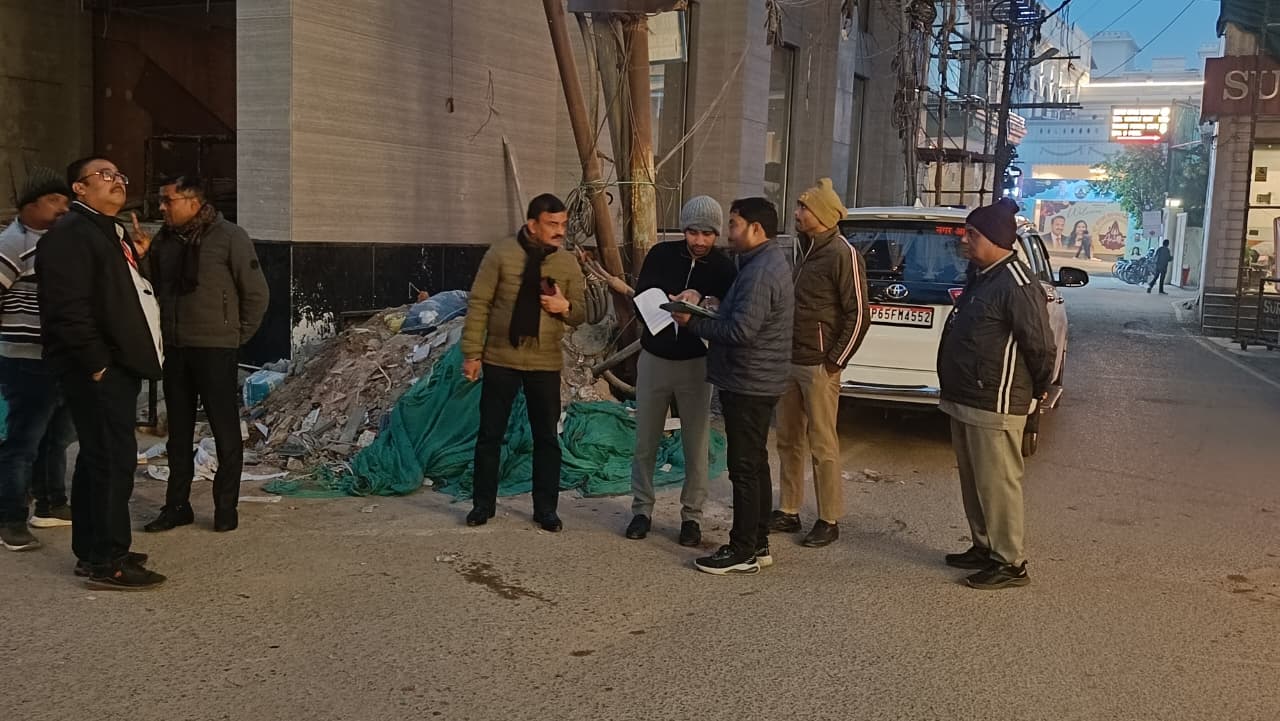 10 होटलों पर नगर आयुक्त का औचक छापा, अफसरों को अल्टीमेटम