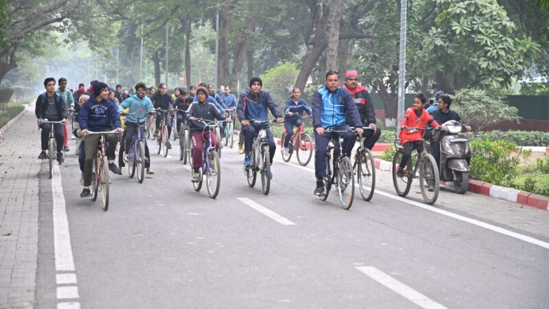 बनारस रेल इंजन कारखाना में “संडे ऑन साइकिल” अभियान की पहली वर्षगांठ पर भव्य साइकिल रैली