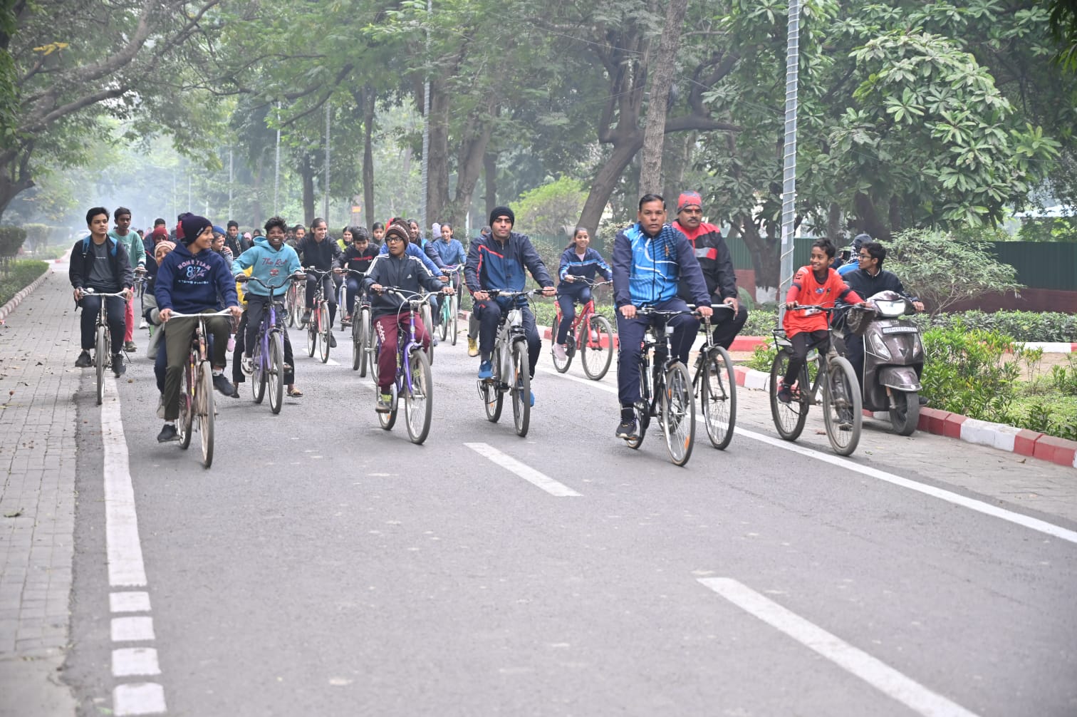 बनारस रेल इंजन कारखाना में “संडे ऑन साइकिल” अभियान की पहली वर्षगांठ पर भव्य साइकिल रैली