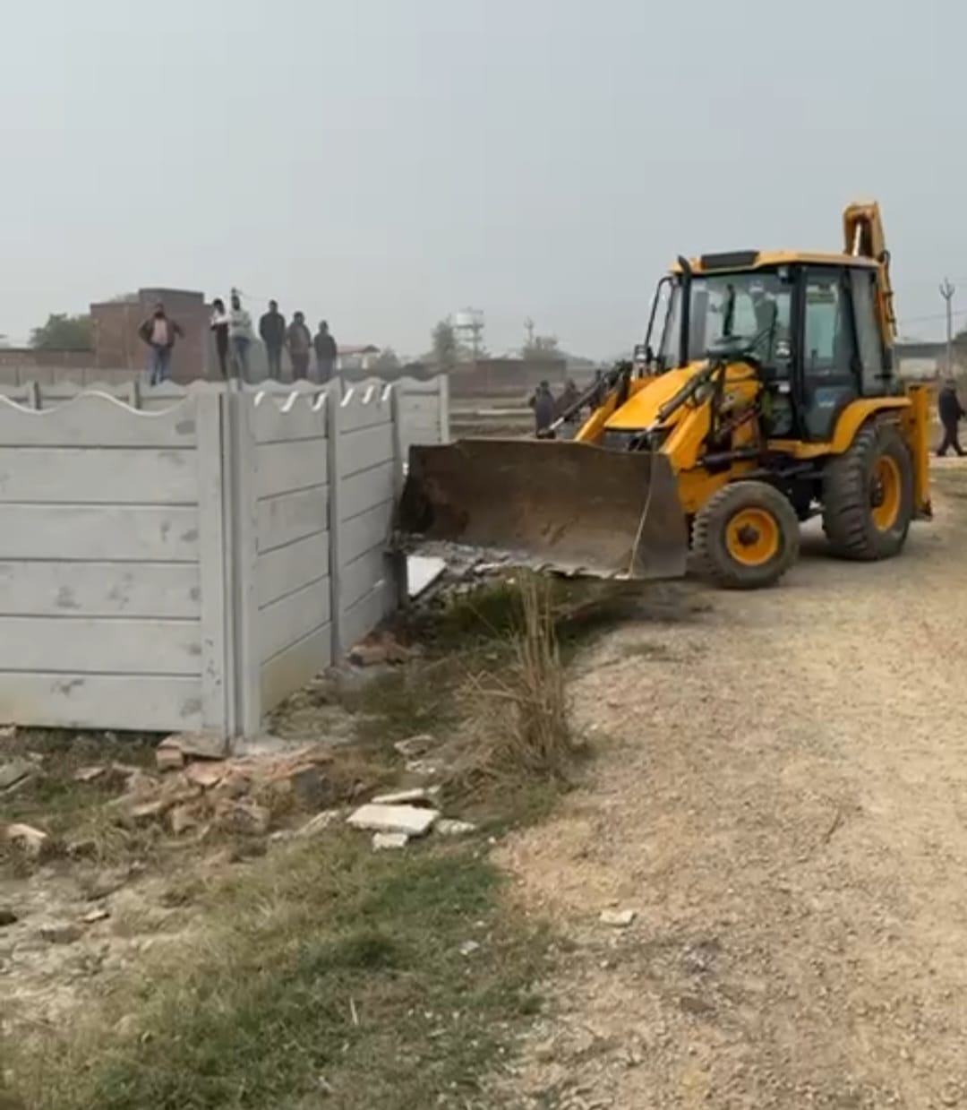 वीडीए का बड़ा एक्शन, 64 बीघा में फैली अवैध प्लाटिंग पर चला बुलडोजर