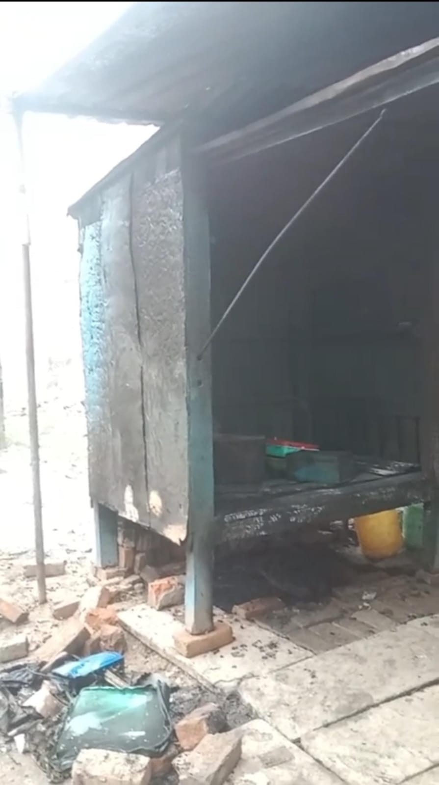 मिर्जामुराद : अज्ञात बदमाशों ने गुमटी में लगाई आग, सीसीटीवी में कैद