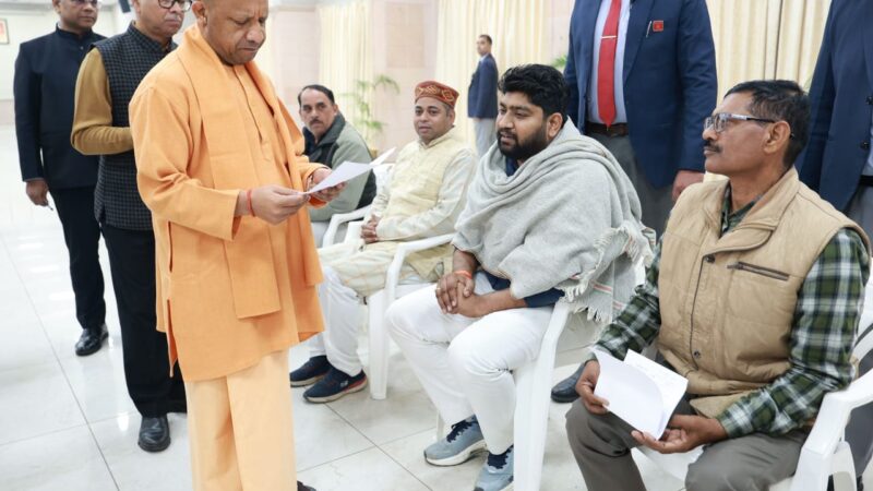 मुख्यमंत्री योगी ने ठंड में रैन बसेरों की व्यवस्था के दिए निर्देश
