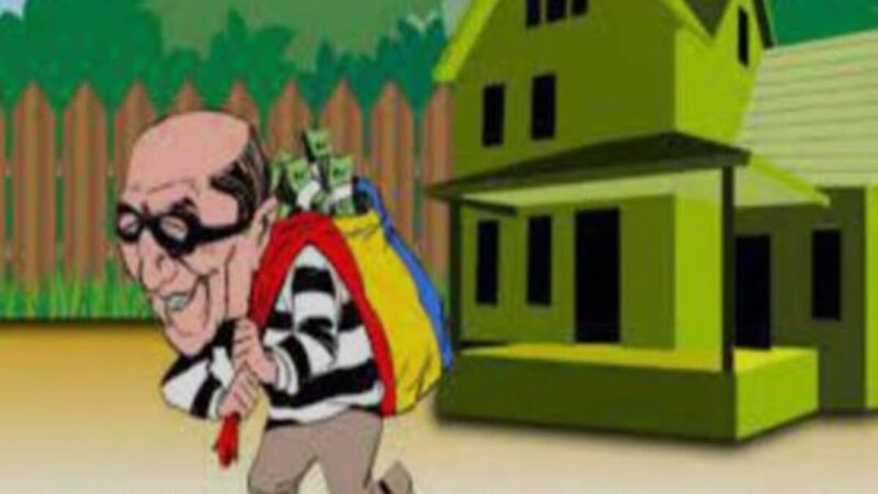 आंगनबाड़ी केंद्र में चोरों ने तोड़ी खिड़की