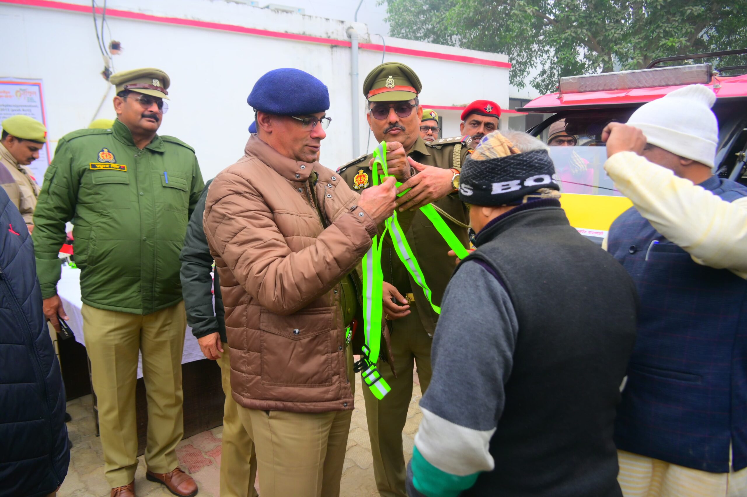 ई-रिक्शा चालकों को मिली रिफ्लेक्टर जैकेट