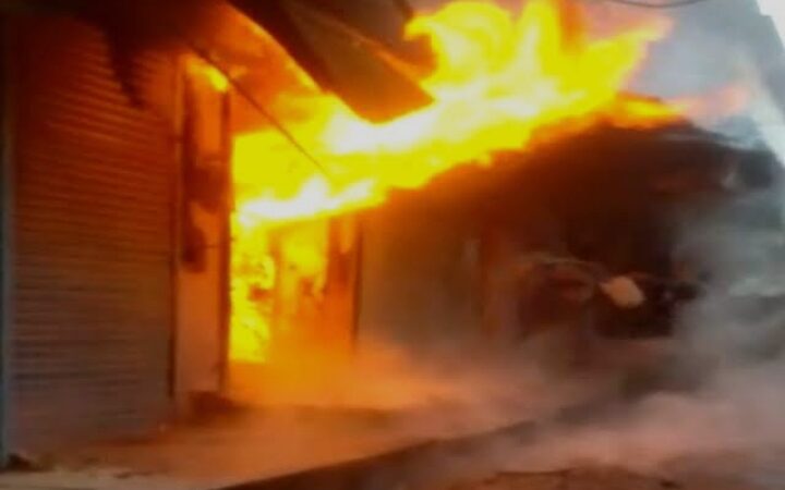 शॉर्ट सर्किट से साड़ी दुकान में लगी भीषण आग, लाखों का नुकसान