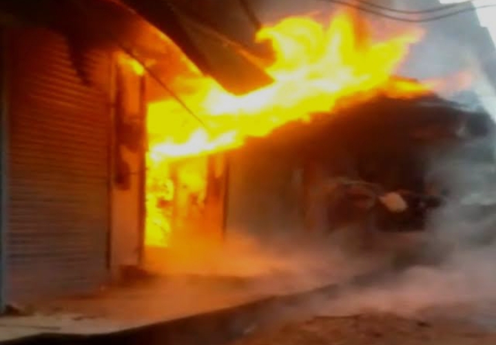 शॉर्ट सर्किट से साड़ी दुकान में लगी भीषण आग, लाखों का नुकसान