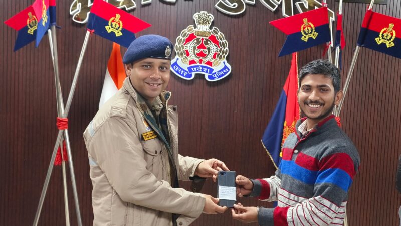 भदोही : 24 लाख के 151 गुमशुदा मोबाइल फोन बरामद कर स्वामियों को सौंपे