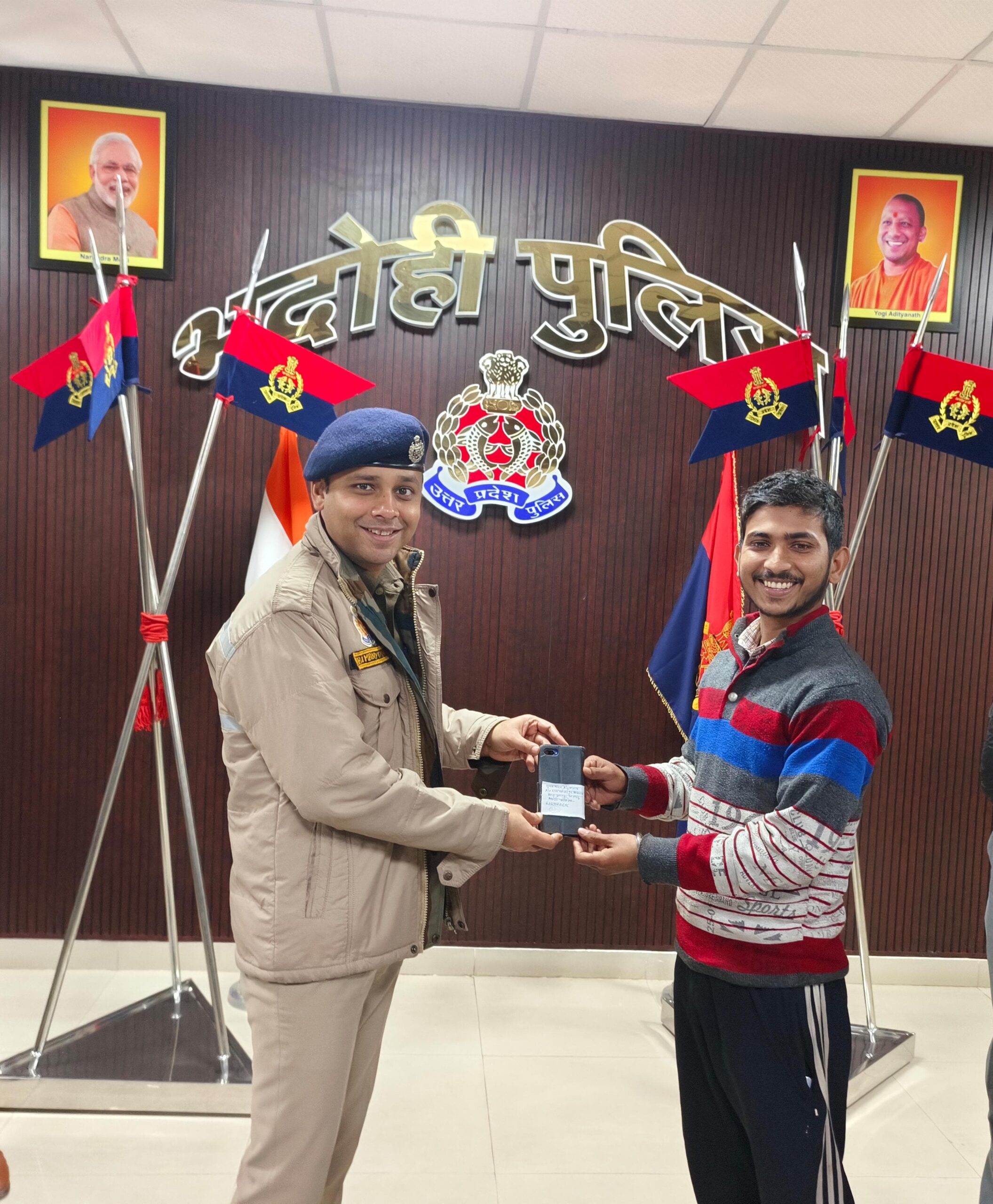 भदोही : 24 लाख के 151 गुमशुदा मोबाइल फोन बरामद कर स्वामियों को सौंपे