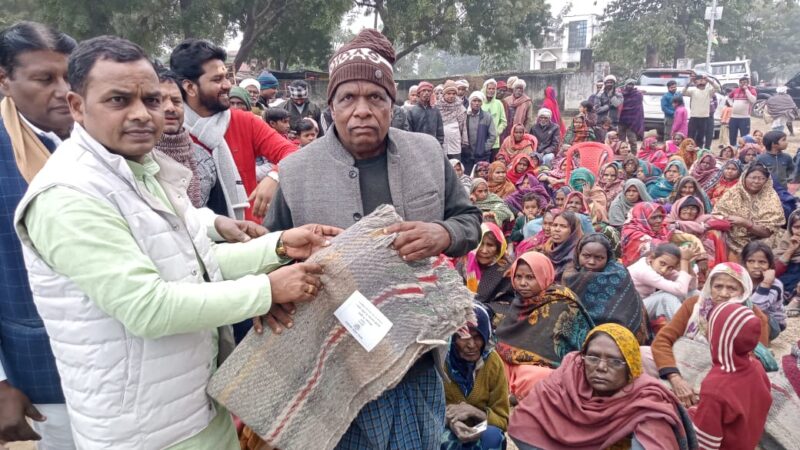 रोहनिया विधायक ने ठंड बुजुर्गों को बांटे कंबल