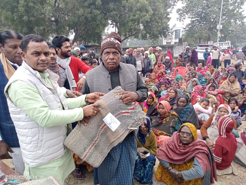 रोहनिया विधायक ने ठंड बुजुर्गों को बांटे कंबल