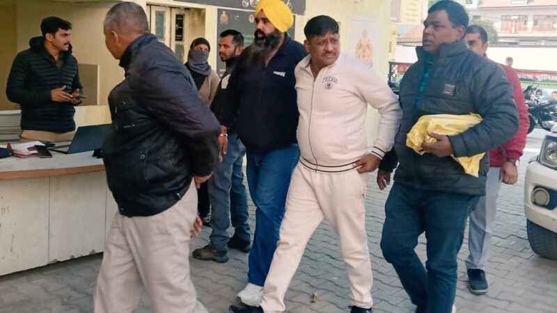 हापुड़ : क्राइम ब्रांच का इंस्पेक्टर 4 लाख रिश्वत लेते रंगे हाथ गिरफ्तार