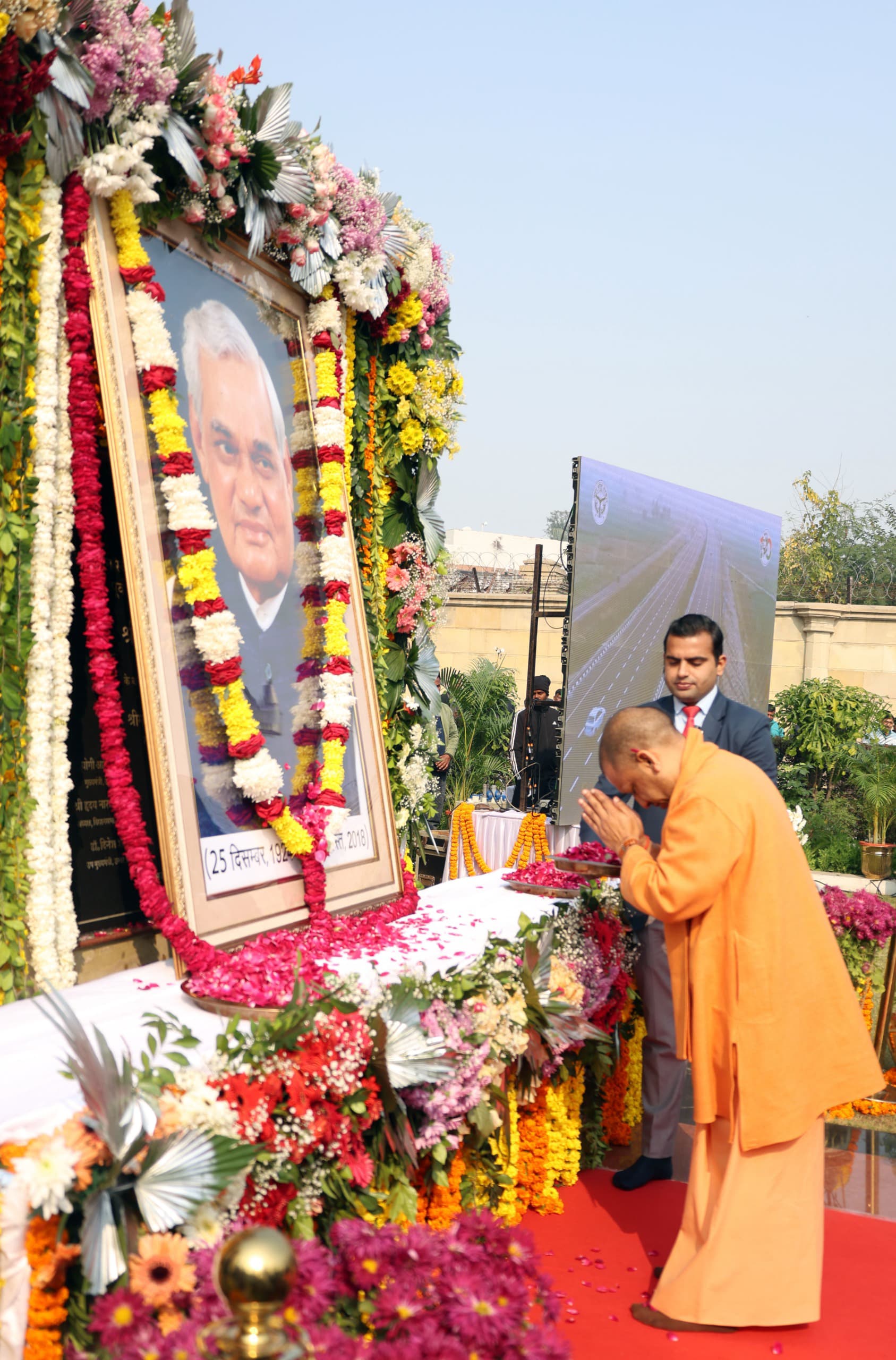 सीएम योगी ने अटल जी की प्रतिमा पर अर्पित किए श्रद्धासुमन