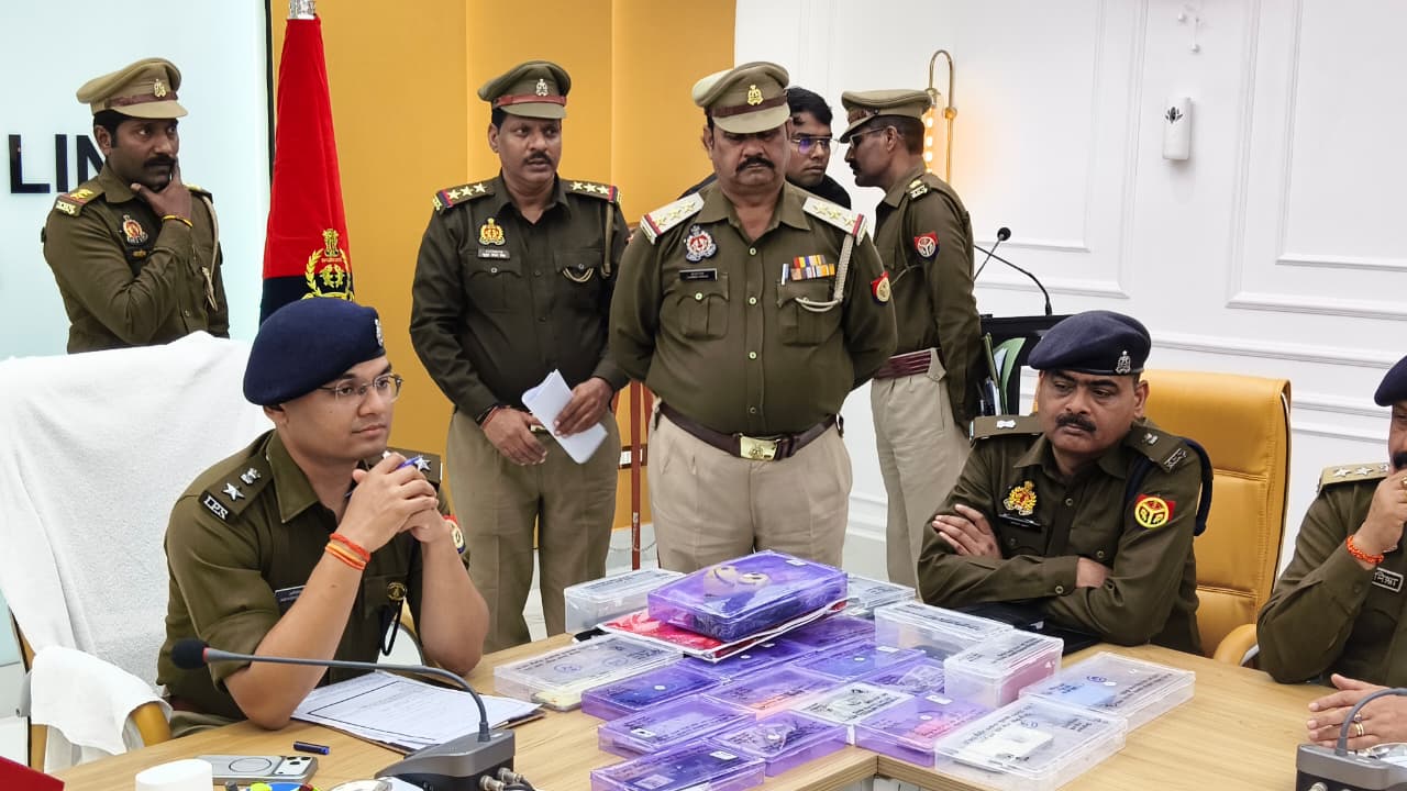 चोपन पुलिस का बड़ा खुलासा, झपट्टामार गिरोह के 3 शातिर गिरफ्तार, 18 मोबाइल व नकदी बरामद