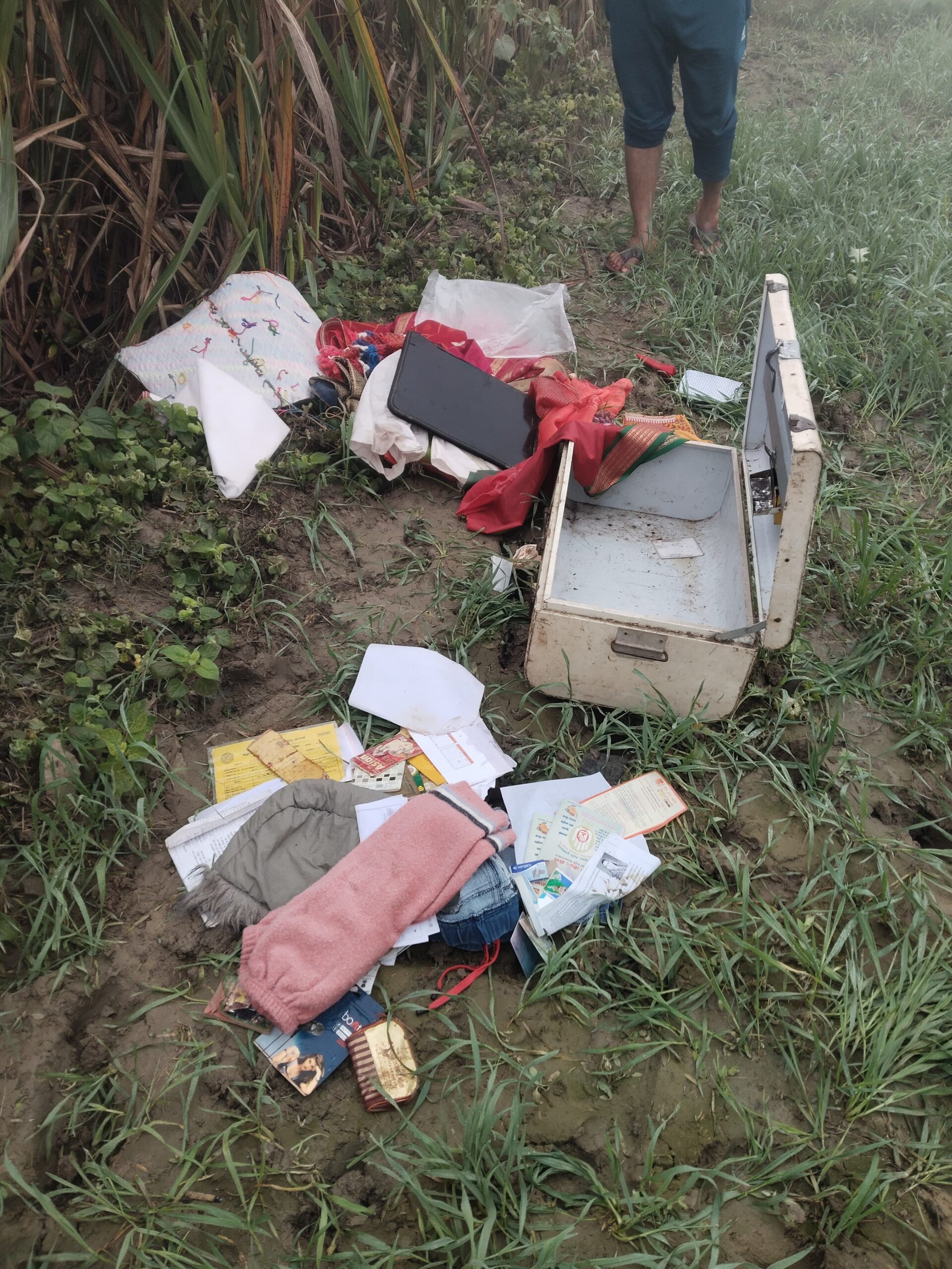 सोने-चांदी के साथ लाखों की चोरी, परिवार सदमे में