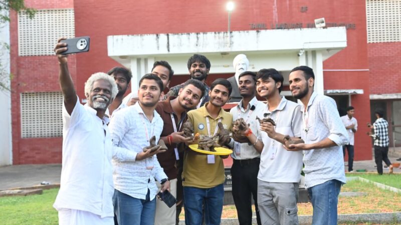 वाराणसी के छात्र तमिलनाडु में सीख रहे पारंपरिक मूर्तिकला के गुर