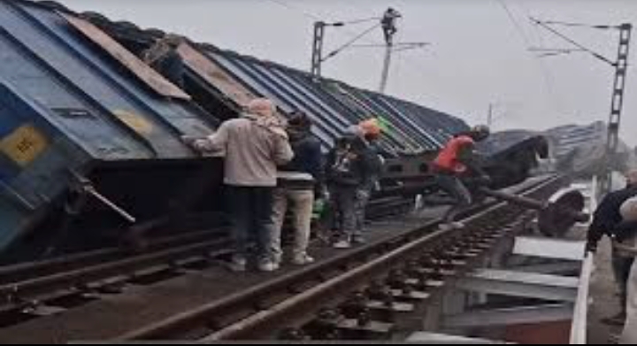 बिहार : सीमेंट लदी मालगाड़ी की कई बोगियां नदी में  गिरीं