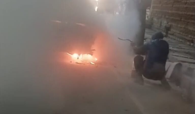 रथयात्रा चौराहे पर आग की घटना, खाली सीएनजी कार जलकर क्षतिग्रस्त