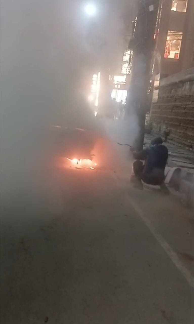 रथयात्रा चौराहे पर आग की घटना, खाली सीएनजी कार जलकर क्षतिग्रस्त