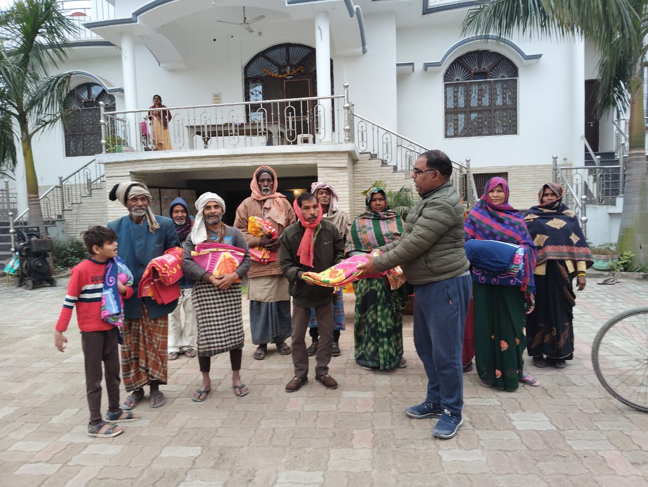 ध्वनित के दसवें जन्मदिन पर पैतृक गांव में हजारों गरीबों को कंबल वितरित