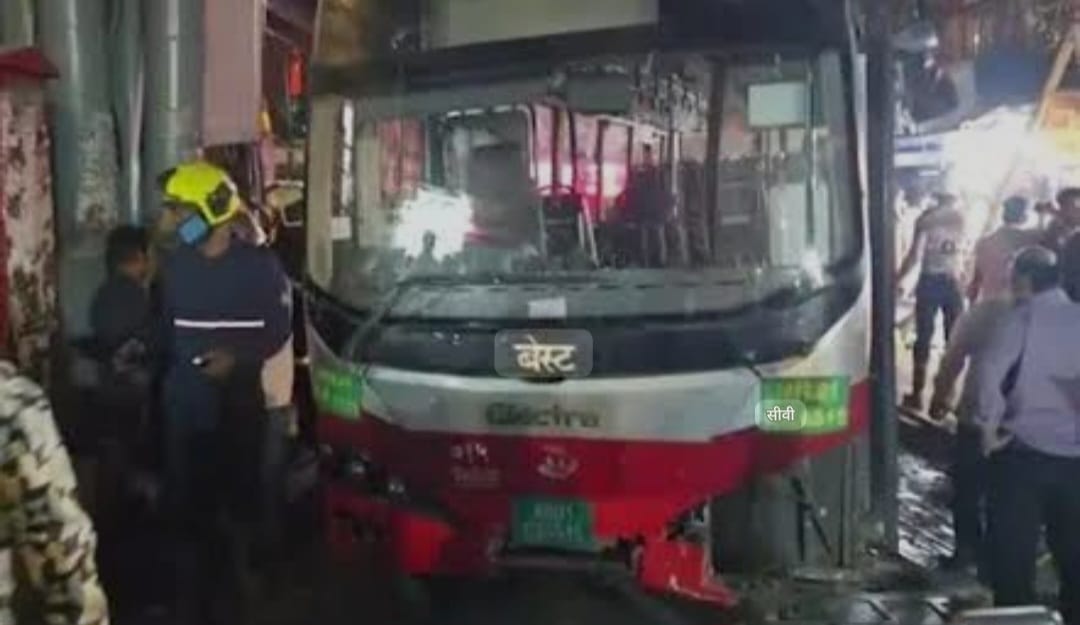 मुंबई : भांडुप में बेस्ट की बस पैदल यात्रियों पर चढ़ी